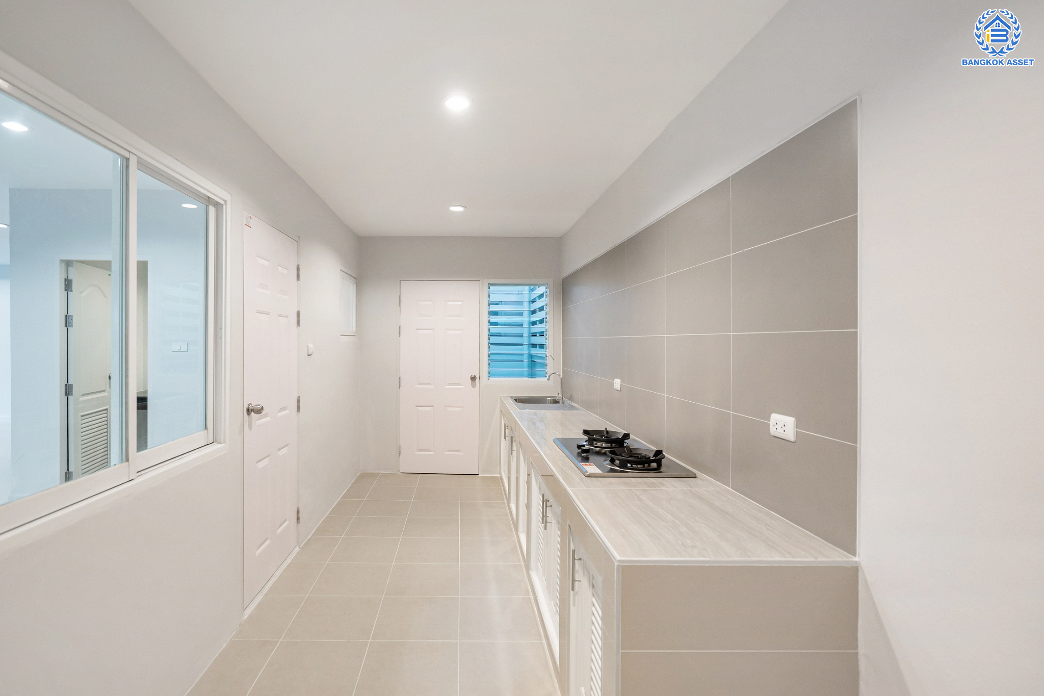 บ้านมือสองตกแต่งใหม่ ม.นันท์นรินทร์ นาวง-ดอนเมือง บ้านแฝดพร้อมอยู่ เนื้อที่ 36 ตร.ว. ฟังก์ชัน 3 ห้องนอน 3 ห้องน้ำ จอดรถได้ 2 คัน บนทำเลดีที่สุด ราคาคุ้มสุดในย่านนี้! เชื่อมต่อทุกการเดินทาง ใกล้สนามบินดอนเมือง ทางด่วน "ศรีสมาน" และรถไฟฟ้าสายสีแดง "สถานีดอนเมือง"…